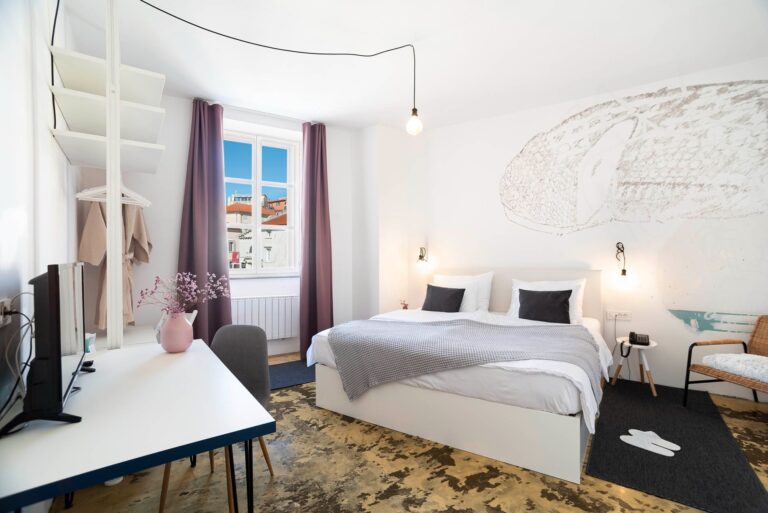 ART HOTEL TARTINI Double DELUXE room with Tartini square view and without balcony 2
