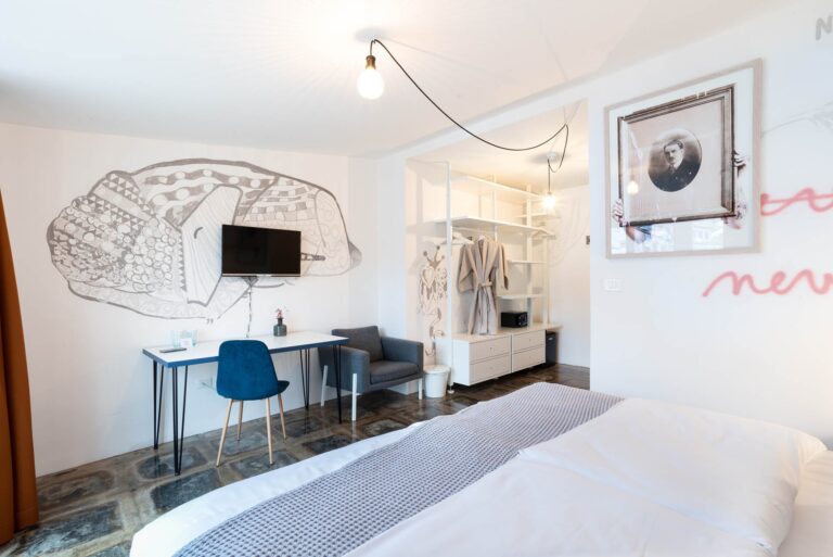 ART HOTEL TARTINI Double DELUXE room with city street view and a balcony 2