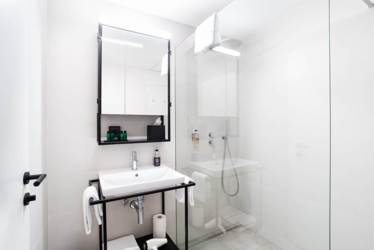 ART HOTEL TARTINI Double DELUXE room with city street view and a balcony 6