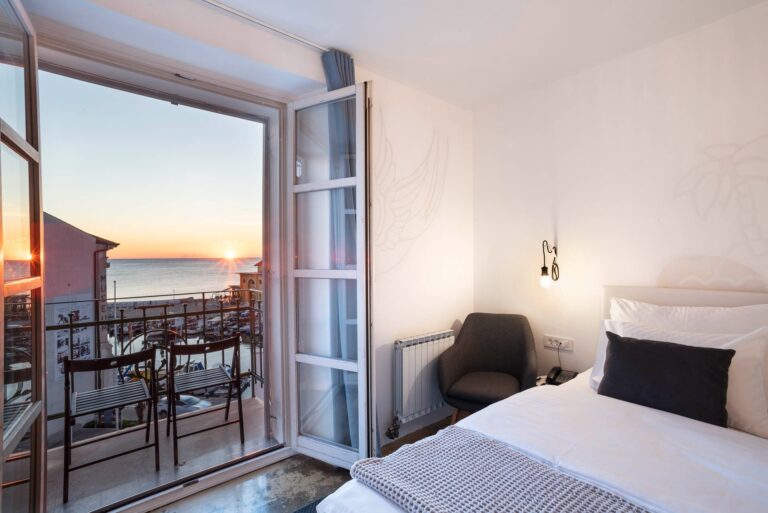 ART HOTEL TARTINI Double DELUXE room with sea side view and a balcony 06