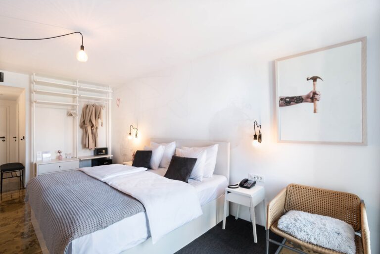 ART HOTEL TARTINI Double DELUXE room with sea side view and a balcony 08