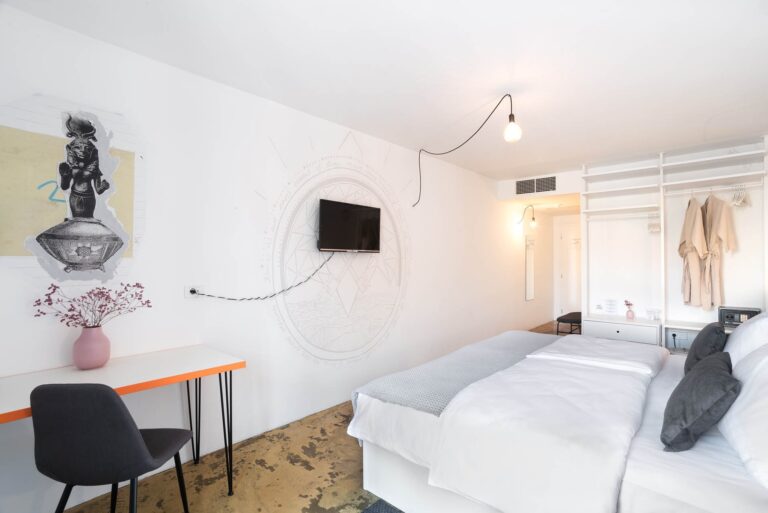 ART HOTEL TARTINI Double DELUXE room with sea side view and a balcony 09
