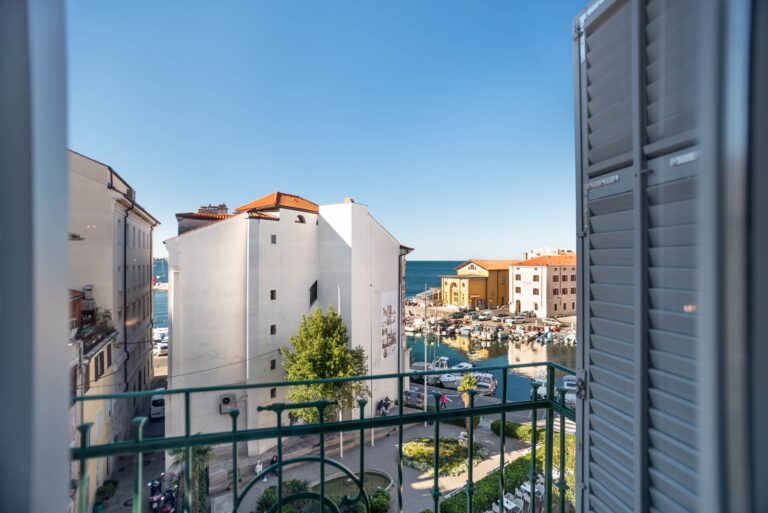 ART HOTEL TARTINI Double DELUXE room with sea side view and a balcony 10