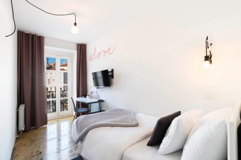 ART HOTEL TARTINI Single room with Tartini square view french balcony 4 1280x854 1